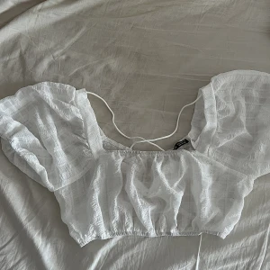 Kort topp - Kort topp med puffärmar & öppen rygg från Shein! Storlek M🤍 många fina detaljer & lite linne liknanade material! Den är något genomskinlig❣️helt oanvänd!