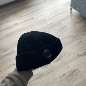 Cp Company mössa  - Säljer min mössa som är väldigt lite använd, skriv om ni har några frågor.