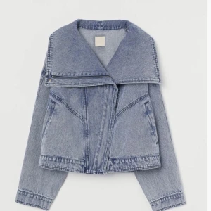 Jeansjacka HM - Fint skick. Jag är dock osäker på storlek då den är köpt second hand, men är oversize på mig som är normalt storlek s. Skriv för fler bilder💓 Direkt pris 500!
