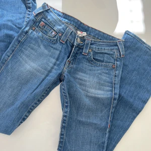 True religion flare jeans  - Jätte snygga lågmidjade flare jeans från true religion, använda max två gånger💕💕🍓