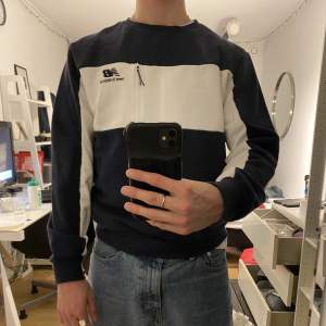 New balance sweatshirt strl S men sitter typ som M (brukar ha M i mina kläder). Skön och klass skick.