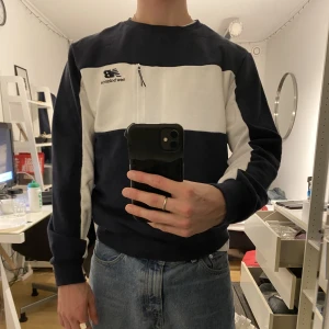 Sweatshirt blå/vit - New balance sweatshirt strl S men sitter typ som M (brukar ha M i mina kläder). Skön och klass skick.