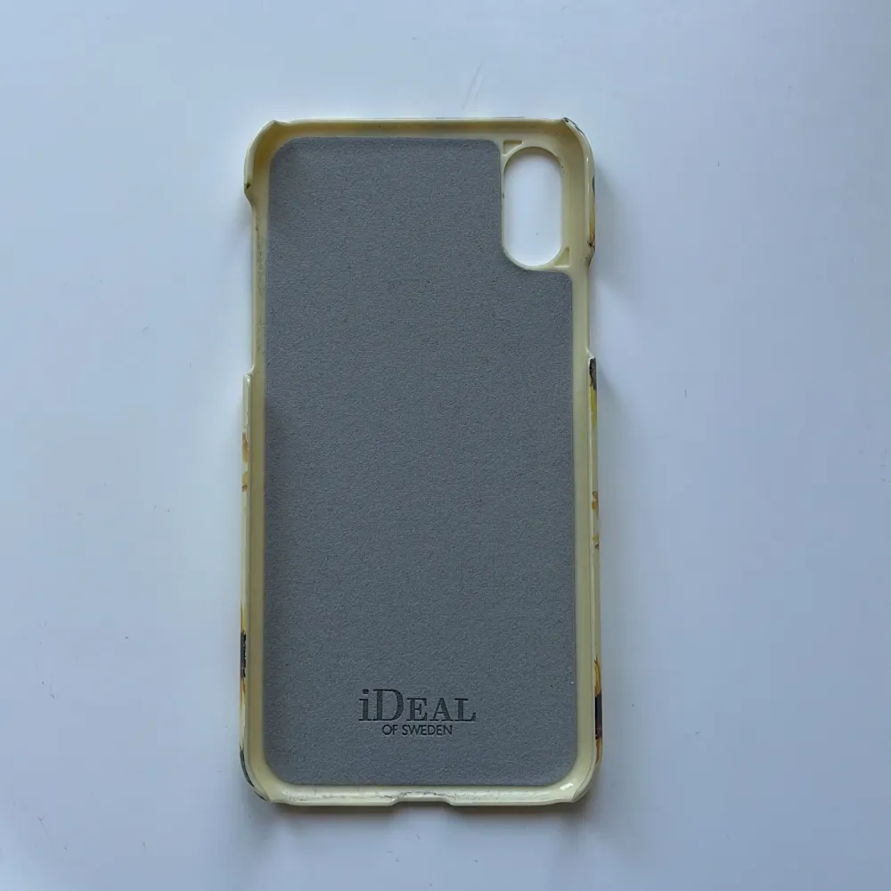 Det är ett iPhone skal till en iphone xr från ideal of Sweden . Det är extremt bra skick på skalet det har använts en gång och ser helt nytt ut. Asusteet.