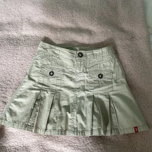 Kjol - Säljer min superfina kjol i perfekt skick. Fickor på fram och baksidan. Den är i storlek xs men passar oxå s. Pris kan diskuteras!