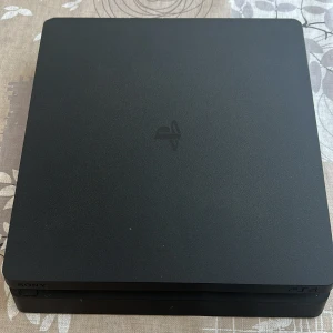 Ps4 normal  - Säljer min ps4. Behöver uppdateras med hjälp av USB. behöver inte den så säljer den billigt. Alla kablar ingår.