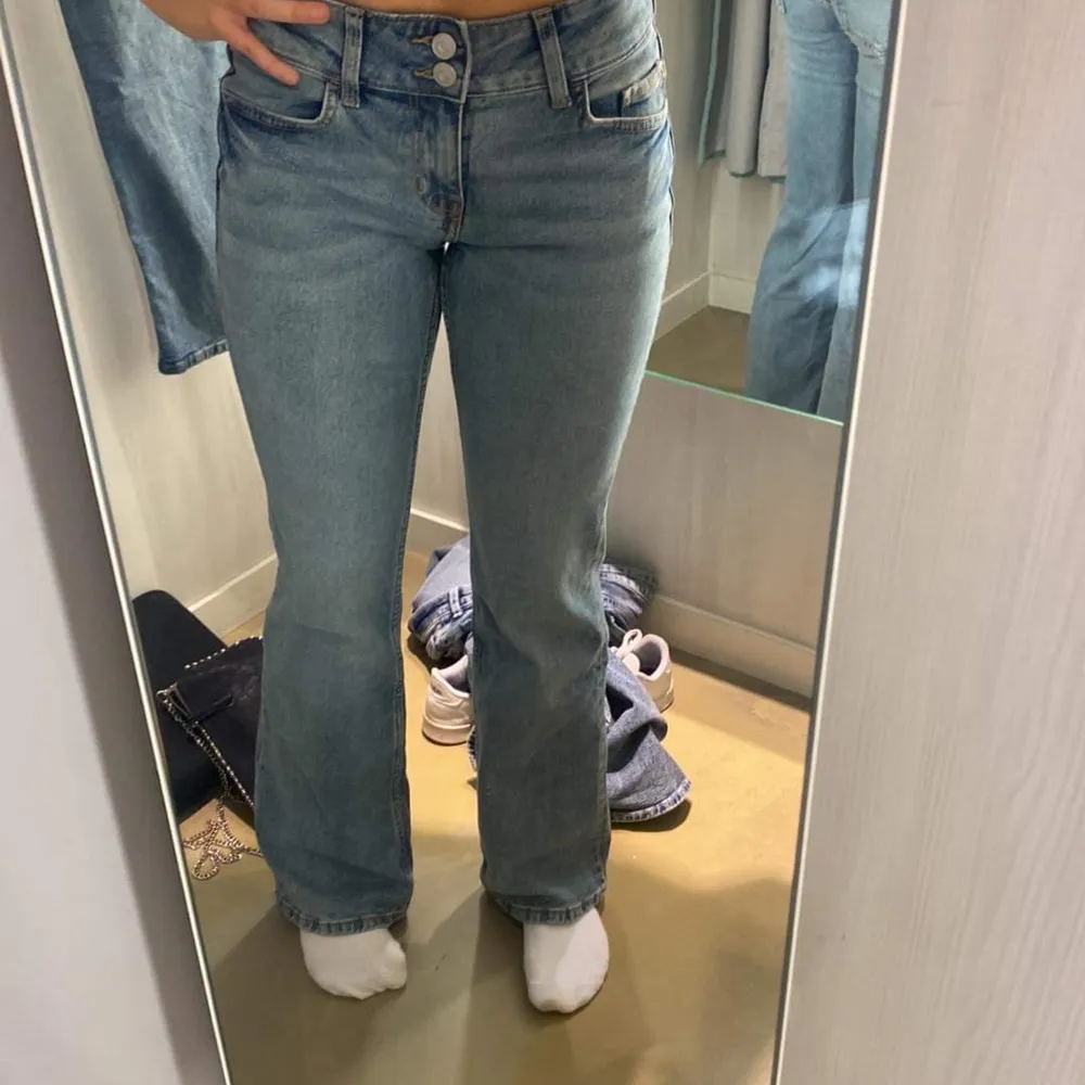 Efterfrågade jeans från H&M, sparsamt använda!💗 frakt tillkommer!. Jeans & Byxor.