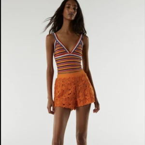 Virkad flerfärgad topp från ZARA - Säljer denna jättefina oanvända virkade topp från ZARA. Strl S, Nypris 199kr