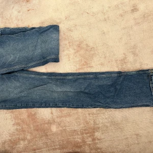 Bikbok jeans - Säljer dessa super fina jeans ifrån bikbok. Knappt använda. Köpta för ca 400kr men det var ganska så längesen dom köptes.