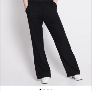 Linnebyxor Lager157 - Säljer dessa linnebyxor från Lager157 som är helt slutsålda, säljer då jag råka köpa fel storlek så de är för stora för mig. Aldrig använda, bara testade! Byxorna har snöre i midjan. Köpare står för frakt!