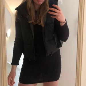 Svart väst  - Svart väst i storlek M men passar även L. Knappt använd. Frakt tillkommer! 