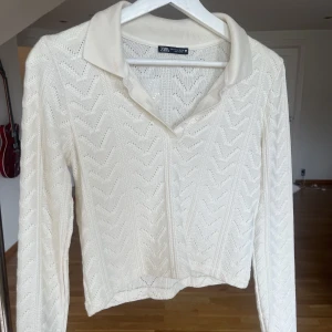 Virkad topp - Virkad topp som är krämfärgad från zara. Säljs inte längre på zara då jag köpte den för några år sedan. Har använts få gånger. Köparen står för frakt!🤍