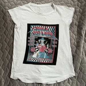 Zadig T-shirt - Så cool och snygg T-shirt från Zadig!! Väldigt bra skick. Skriv gärna om du är intresserad💞