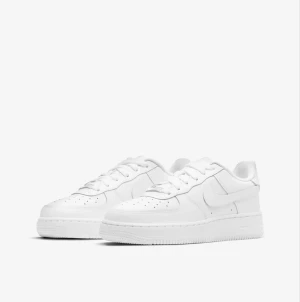 Nike air force 1  - använda men inte sönder eller har några defekter, pris kan diskuteras säljs pga kommer inte till användning längre, (lånade bilder)