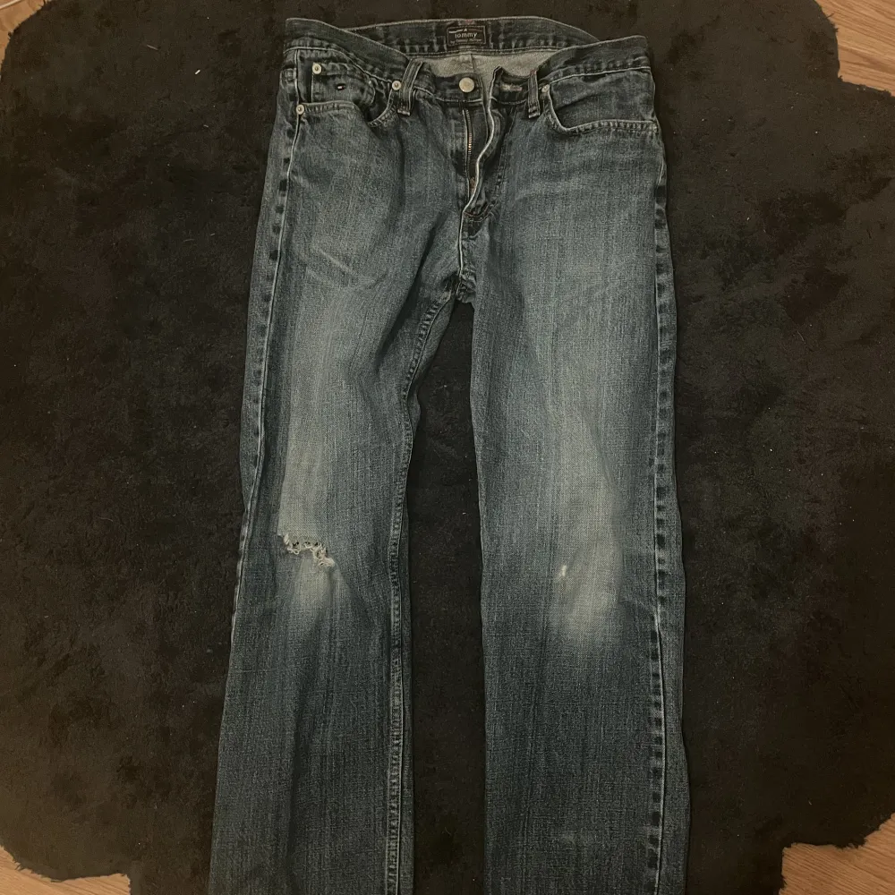 Sjukt snygga jeans som är lågmidjade och baggy på mig. Tyvärr inte min stil längre. De är mörkblå i verkligheten och har väldigt cool tvätt. Tryck på köp nu om du vill köpa direkt.. Jeans & Byxor.