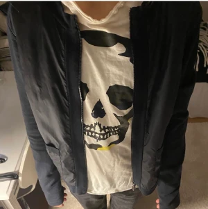 moncler - snygg moncler kofta! defekt på ena fickan men inget man tänker på