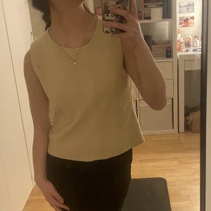 Linne från tatch - Beiget linne i storlek M men sitter även bra på mig som brukar vara xs/s. Den passar perfekt nu till sommaren!