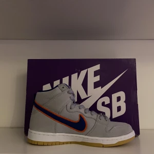 Nike Dunk Sb ”mets” - Nike dunk sb new york🗽 ”mets”. Perfekt för att skatea i och färger som matchar med de flesta outfits🔥box med följer, utan kvitto🧾. ❕Byten kan vara intressanta❕   Kan mötas upp i Stockholm men kan även fraktas. ❗️köparen står för frakt❗️  