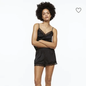 Pyjamas - Säljer detta sett i storlek S, det är i bra skick då jag inte använt det så många gånger. 