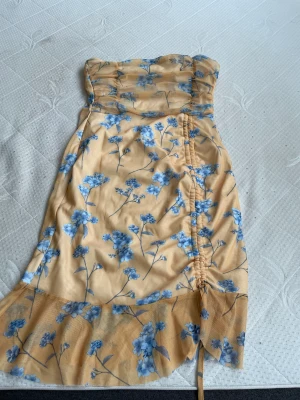 Klänning  - Off shoulder klänning från PLT. Strl 12 uk size. Använd en gång. Slutar en bit under rumpan och har volang detaljer längst ned. 