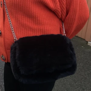 Teddy väska med silvrig kedja - Fluffig/Teddy väska i fint skick