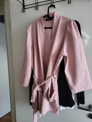 Säljtråd - Rosa kavaj, storlek L, pris 100kr. Vit klänning, storlek L, pris 250kr. Blå glitterklänning, storlek L, pris 250kr.