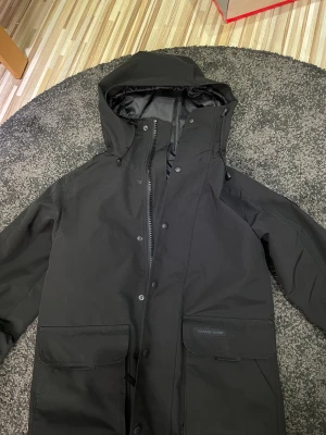 Canada goose - Hej säljer min splitter nya Canada goose då jag inte gillar hur den sitter på mig Låda och kvitto finns Storlek Xs men den är för stor på mig som bär S så runt S/M borde den passa fin på Som sagt använd fåtal gånger helt ren Blacklabel  Priset inte fast