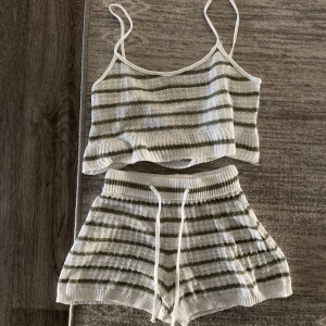 Virkat set - Säljer detta virkade set med gröna ränder från shein, aldrig använd💓