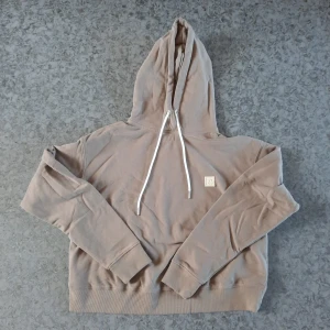 Svea hoodie i stl S - Oanvänd Svea hoodie i stl S. Mjukt och skönt material. 