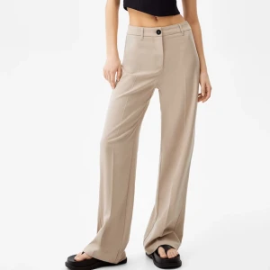 Kostymbyxa highwaist straight leg - Beiga raka kostymbyxor med hög midja. Köpta på Behrska. Använda vid ett tillfälle därav i mycket bra skick. 🔸34 ( jag är en normal S och de sitter bra)