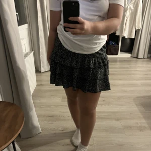 Svart prickig kjol - En svart kjol som inte kommer till andvändning 