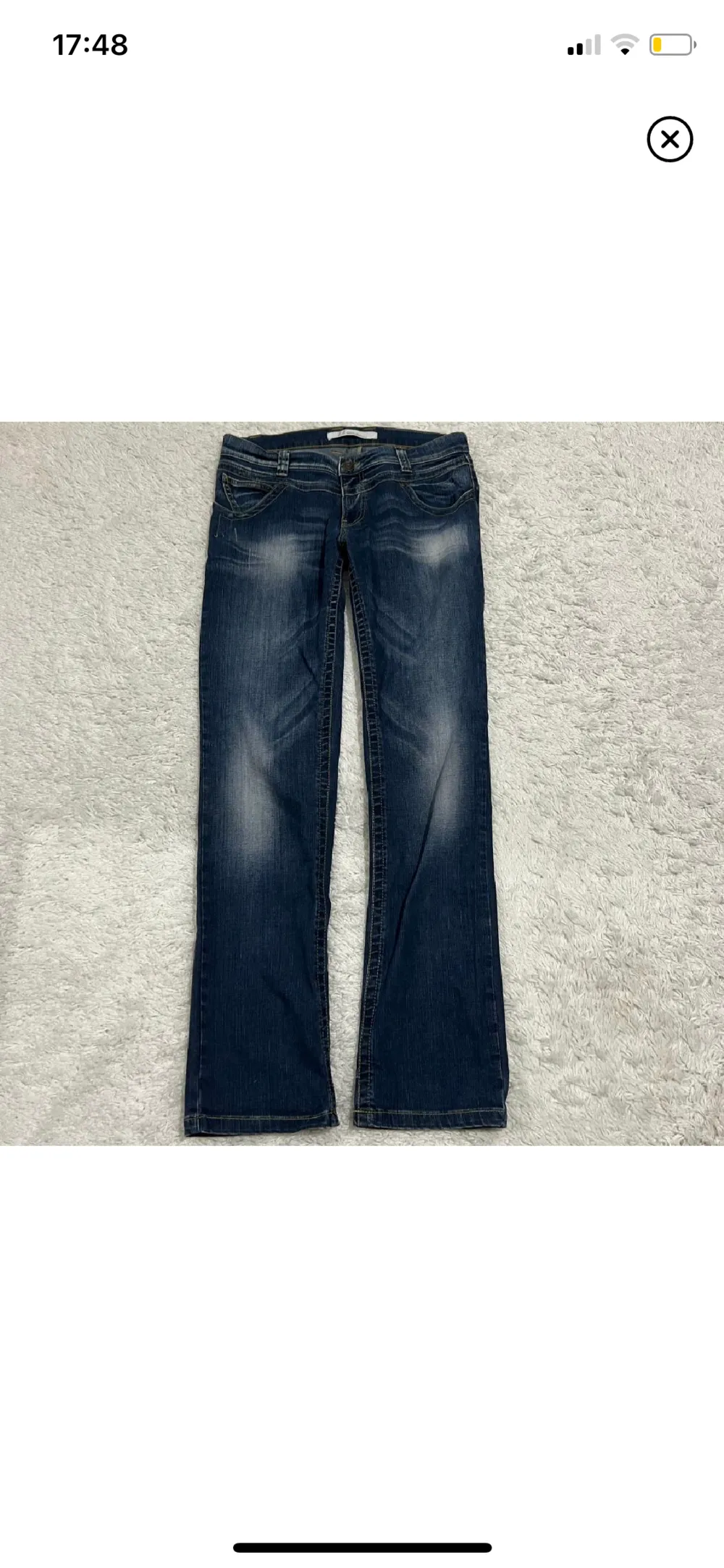 Säljer dessa snygga lågmidjade bootcut jeans i storlek S/M. De är i perfekt skick! Midjan är 85 cm och innerbens är 81 cm. Tyvärr lite för stora på mig, därför säljs dem. (lånade bilder)💖 . Jeans & Byxor.