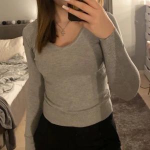 Topp - Grå v-ringad topp i storlek xs