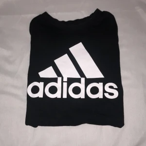 Adidas t-shirt  - Säljer denna t-shirten i bra skick.