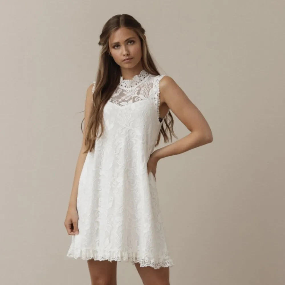 Så fin vit klänning från märket Dry Lake.😍 Perfekt till sommaren eller studenten! Den är här helt oanvänd och prislappen sitter kvar. Nypris är 1000kr. 🌟🫶. Klänningar.