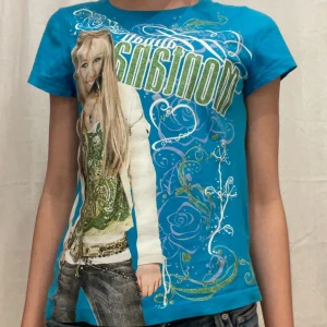 Hannah Montana t-shirt - Fett cool Hannah Montana t-shirt köpt på loppis. Inga defekter💗