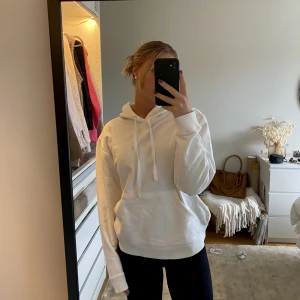 Vit hoodie - Vit hoodie från Tiger Of Sweden i storlek M