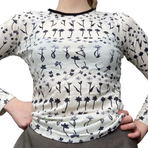 Söt top - Söt topp som påminner om marimekko. Har en liten repa där fram, syns på första bilden. Annars i bra skick. Fri frakt om du köper över 300kr 🎐🤍💌