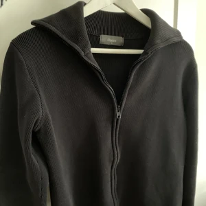 Stickad tröja med zip - Finstickad kofta / tröja med dragkedja från Filippa K. Storlek M men mer som xs/s. Bra skick.