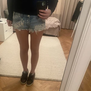 Lågmidjade jeans shorts - Ett par jätte snygga lågmidjade jeans shorts, säljer för har ett par andra liknande. Jag brukar oftast ha 38 i jeansshorts så de ej ska sitta tight och dessa passar jätte bra. Så om du oftas har 38 eke 36 så kommer dem nog passa.