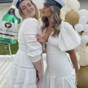 Studentklänning - Jag säljer nu min studentklänning!  Eftersom att det är många intresserade så får ni buda:)