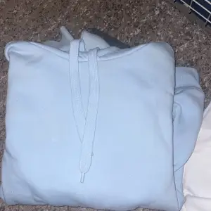 ljusblå hoodie med ficka, från new yorker  strl: s