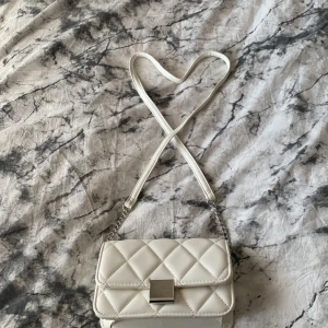 Vit Axelremsväska från glitter - Vit axelremsväska  från glitter. Använd 