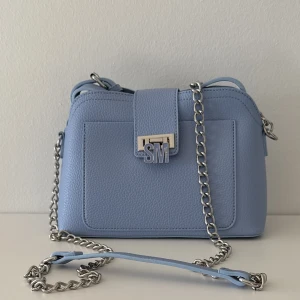 Steve Madden axelremsväska  - Steve Madden - Blå axelremsväska med innerfack  Ny, aldrig använd   Försäljningspris: 1000 sek