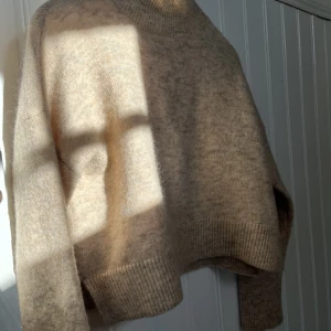 & Other Stories tröja - Stickad tröja från & Other Stories, köpt i Sthlm för ett år sedan, använd 2ggr. Består av fint material, 32% ull + 32% mohair vilket gör att den inte kommer bli nopprig eller se sliten ut! Jättefin beige färg med små slitsar på sidorna🫶nypris: 799kr