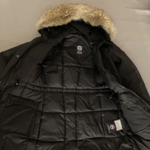 Canada Goose Viktoria Parka - Hej, jag säljer nu min canada goose på grund av att jag har köpt en ny jacka. Den har varit använd i en vinter annars har den legat i min garderob. Den är i okej skick! Vid snabb affär kan priset kan sänkas till 4000kr.