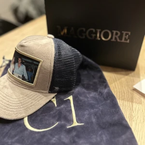 Maggiore  - Säljer nu min Maggiore keps C1 då den inte används  Limited edition=det betyder att det bara finns ett visst antal av Kepsarna    Ingår i köpet:  Box och tyg påse och självklart själva kepsen   One size   Använd vid fåtal tillfällen   Skick:9,5/10