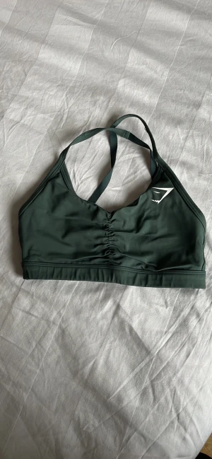 GYMSHARK sport-bh  - Sport-bh från GYMSHARK. Begagnat skick, finns några små estetiska tecken på användning därav billigt pris. Inget som märks om man inte tittar noga. Supersnygg och bekväm. 