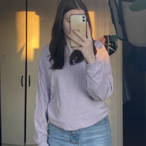 Pastellila sweatshirt  - Superfin färg, sparsamt använd och inga defekter