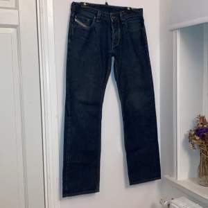 Snygga diesel jeans i mycket bra skick! Ett måste i garderoben, tyvärr passar dom inte mig, just därför jag säljer!  
