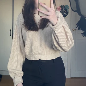 Beige stickad tröja - Kortare stickad tröja med lite större ärmar. Använd flera gånger men inga större efekter